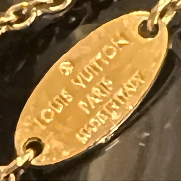 LOUIS VUITTON Essential V Necklace W Box & Dustbag - Picture 4 of 16